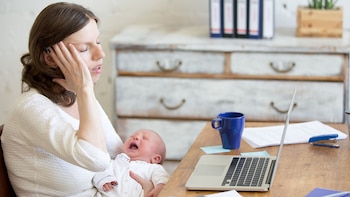 Algunas mujeres se sienten ‘presas’ de las excesivas demandas de la nueva vida (iStock)