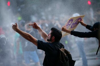 Miles de automóviles fueron incendiados