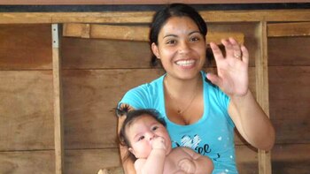 Victoria Aguirre junto a su