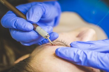 Para realizar el microblading se