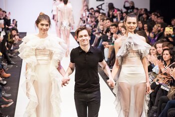 En su desfile de BAFAWEEK. Se caracteriza por sus diseños de tules, organzas y los bordados minimal con cristales y piedras