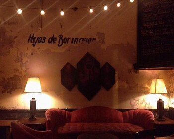 El bar cuenta con cuatro