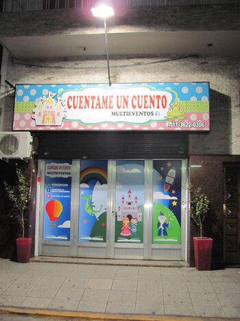 La entrada al salón de