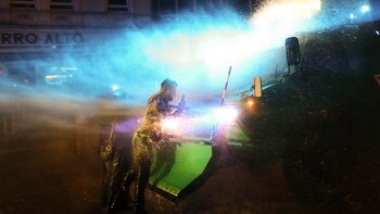 Un carro hidrante reprime en