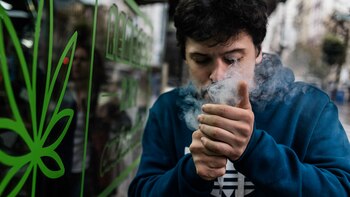 Un usuario de cannabis fuma