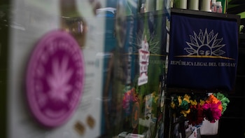 Una bandera reza “República Legal