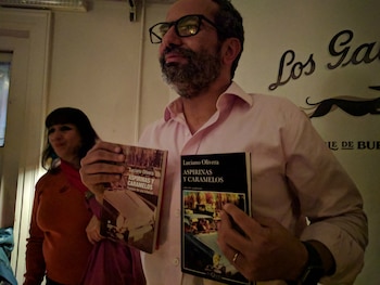 Olivera muestra las dos ediciones