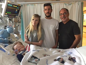 Charlie Gard con sus padres