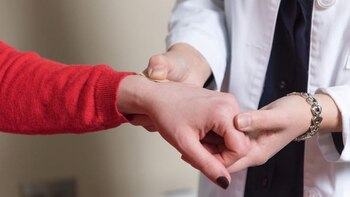 El parche se coloca sobre