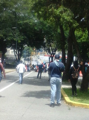 Las fuerzas chavistas reprimen a