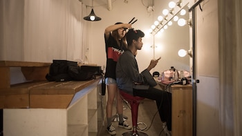 En esta fotografía, tomada el 7 de julio de 2017, Han Hyun Min se prepara para su próxima sesión fotográfica (AFP)