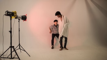 Han recibe instrucciones de un fiotógrafo durante una sesión (AFP Photo / Ed Jones)