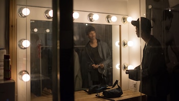 Han Hyun-Min se mira en un espejo