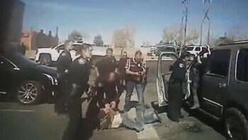 Los policías rodean al criminal