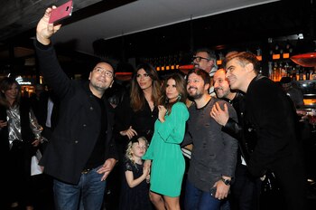 La selfie de Fabián Medina Flores con Flavia y varios de sus invitados