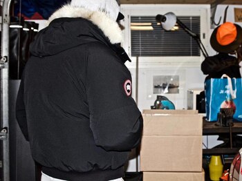 Niklas inspecciona su cargamento de