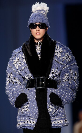 Un tapado con estampado navideño