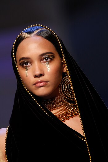 Un hijab en velvet negro