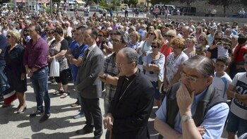 Cientos de personas se congregaron en la ciudad de Sabiñánigo, España, para hacer un minuto de silencio en memoria de la niña (EFE)