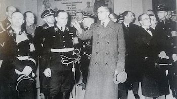 Ricardo Darré (centro, junto al