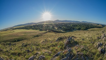 Sol sobre las sierras, en