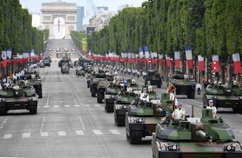 Tanques en los Champs-Élysées durante