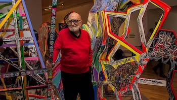 Felipe Noé, posando junto a