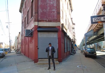 En la puerta del Gimnasio