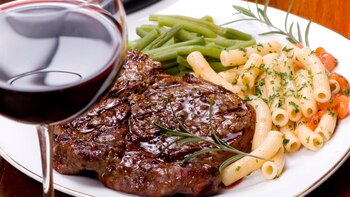 Carne, pastas y vegetales asados.