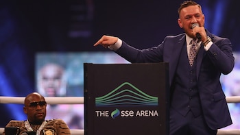 Floyd Mayweather escucha a Conor McGregor