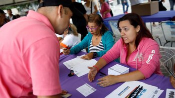 Una mujer explica el funcionamiento