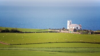 Otro pueblo costero, Ballintoy ofrece
