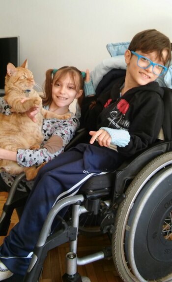 Rafa con su hermana melliza