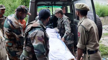 Personal del ejército indio cargan