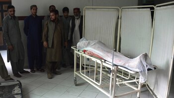 Militares de Pakistán observan uno