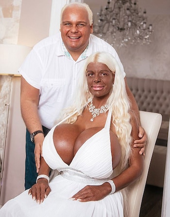 Martina, junto a su novio,