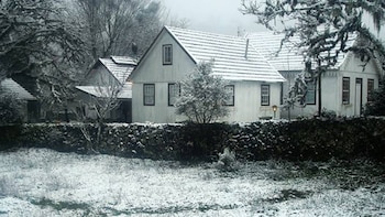 Una casa nevada y su
