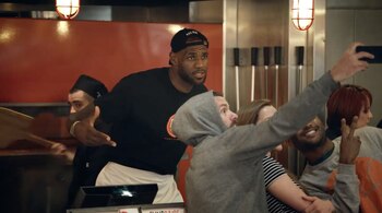 James suele publicar videos e