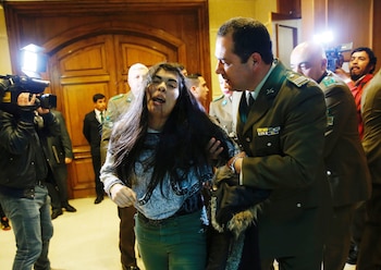 Una manifestante en contra del