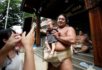 El luchador Kyokutaisei posa junto