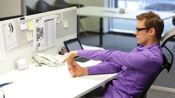 Sillas incómodas y pantallas mal ubicadas llevan a posturas poco saludables que pueden terminar en lesiones musculares y dolores. (iStock)