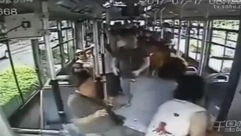 Gong, cubierta de sangre tras