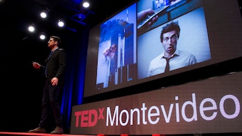 El experto es disertante en