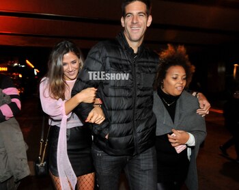 Abrazó a la corista de