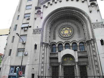 El frente de la sinagoga