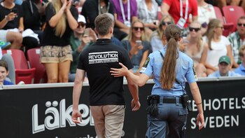 El hombre lucía una camiseta