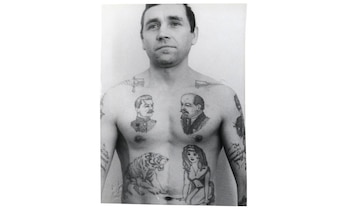 Un puñal atravesando el cuello