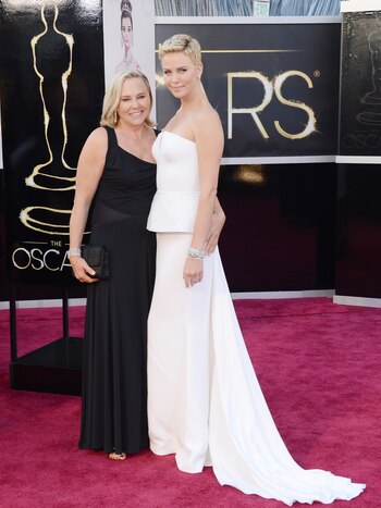 Charlize Theron con su madre,