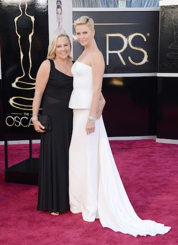 Charlize Theron con su madre,
