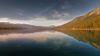 FOTO 1: un lago y montañas del Parque nacional Jasper, en Canadá